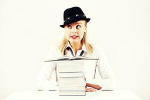 portrait de une femme avec livres photo