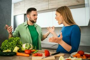 une Jeune couple cuisine ensemble photo