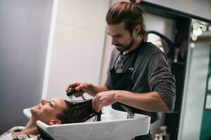 une femme à une cheveux salon photo