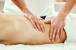 une homme avoir une massage photo