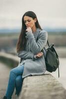 une femme dépenses temps dehors, dans le ville photo