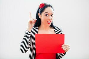 une femme en portant une rouge papier photo