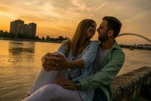 une Jeune couple plus de le le coucher du soleil photo