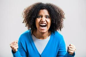 portrait de stressé afro femme avec une bleu cardigan photo