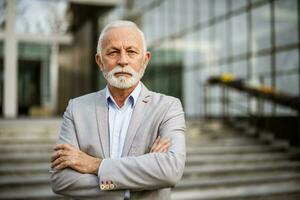 portrait de une sérieux Sénior homme d'affaire photo