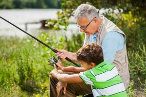 une grand-père et le sien neveu pêche photo