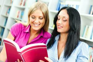 femmes à le bibliothèque photo