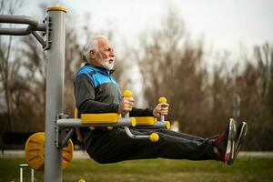 une Sénior homme Faire physique des exercices photo