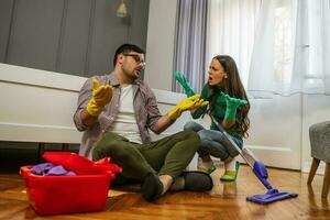 Jeune couple est nettoyage leur appartement photo