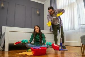 Jeune couple est nettoyage leur appartement photo