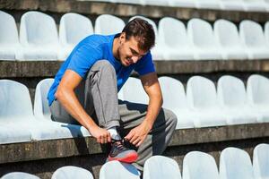 une homme Faire physique des exercices photo