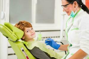 une enfant à le dentiste photo