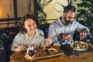 une couple ayant dîner photo