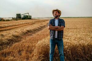 portrait de agriculteur tandis que récolte est prise endroit photo