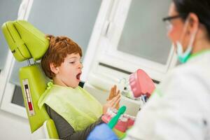 une enfant à le dentiste photo