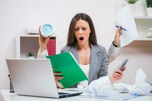 une femme dans sa Bureau photo