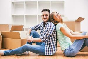 une couple qui déplacé dans une Nouveau maison photo