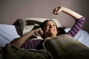 une Jeune femme repos dans le lit photo