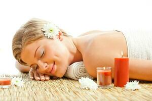 Jeune femme relaxant après massage sur spa traitement photo