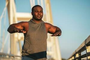 un africain américain homme Faire physique des exercices photo