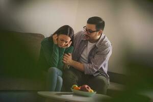 Jeune couple ayant un argument photo