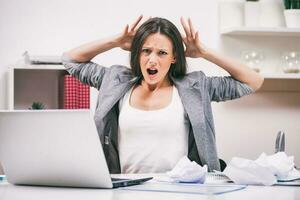 une femme dans sa Bureau photo