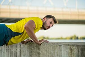 une homme dans une Jaune T-shirt Faire physique des exercices photo