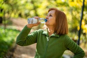 une Sénior femme Faire physique des exercices photo