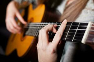 en jouant un acoustique guitare photo