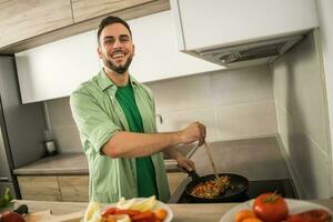 une Jeune couple cuisine ensemble photo