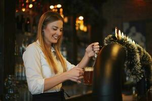 portrait de une femme qui travaux comme une barman photo