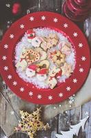 biscuits de Noël sur plaque festive rouge avec des flocons de neige photo