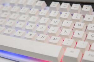 clavier gamer blanc avec lumières colorées