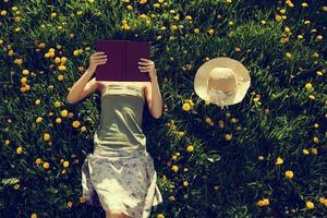 une femme en train de lire photo