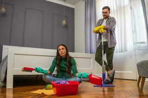 Jeune couple est nettoyage leur appartement photo