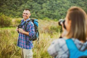 une couple dépenses temps en plein air photo