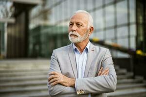 portrait de une sérieux Sénior homme d'affaire photo