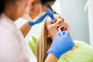 une femme à le dentiste photo