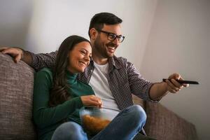 Jeune content couple dans l'amour photo