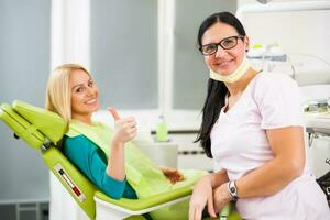 une femme à le dentiste photo