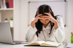 femelle médecin travail dans sa Bureau photo