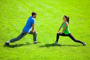 une couple Faire physique des exercices photo