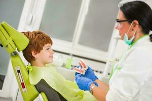 une enfant à le dentiste photo