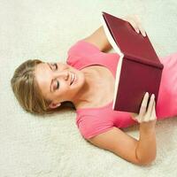 une femme en train de lire photo