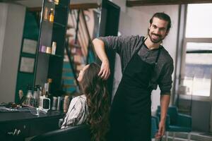 une femme à une cheveux salon photo