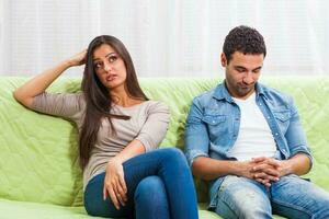 portrait de une Jeune couple argumenter photo