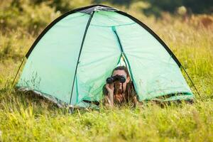 une femme camping photo