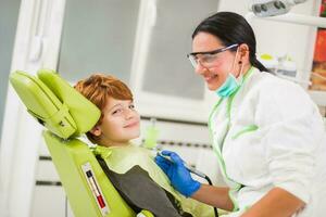 une enfant à le dentiste photo