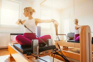 une femme Faire pilates à l'intérieur photo