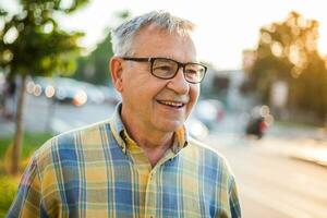 une Sénior homme dans le ville photo